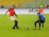 فيديو.. عمرو وردة يرفض الهدية الأولى من المحمدى أمام تنزانيا