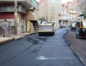 صور.. رصف الشوارع الرئيسية بعد توصيل الغاز الطبيعى بزفتى فى الغربية