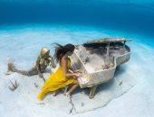 فتاة تعزف على بيانو تحت الماء.. اعرف تفاصيل جلسة تصوير فى جزر الباهاما.. صور