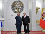 بوتين يمنح علماء روس جائزة الدولة لنجاحهم فى اختراع ساعة جاذبية فائقة الدقة
