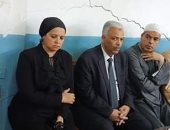  سكرتير القليوبية ورئيس مدينة القناطر يؤديان العزاء فى ضحايا قرية المنيرة