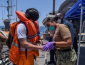 عسكريون أمريكيون يوفرون الرعاية الطبية لطاقم ناقلة النفط فى خليج عمان