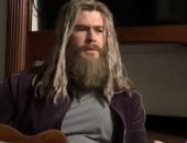 Thor يبرز مواهبه فى الغناء داخل كواليس تصوير فيلم Avengers Endgame