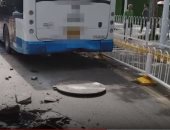 فيديو.. انفجار غطاء مجارى يدمر "أتوبيس" ويصيب 3 ركاب فى الصين