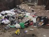 صور.. اضبط مخالفة.. تلال القمامة تحاصر مقابر دمياط وتهدد السكان ‌