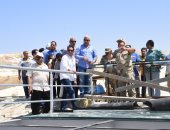 صور.. محافظ مطروح يتابع أعمال تطوير شاطئ كليوباترا ويلتقى بالمصطافين