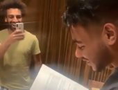 شاهد.. سخرية محمد صلاح من إنجليزى دونجا فى معسكر المنتخب