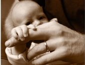 قالب وشه.. ملامح الأمير ويليام فى صورة معمودية "أرتشى" تثير الجدل