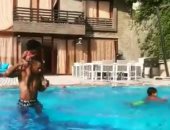فيديو.. محمد رمضان يلهو مع أولاده فى حمام السباحة 