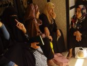 صور.. أولياء الأمور يفترشون الأرصفة ويقرأون القرآن أمام اللجان بالغربية