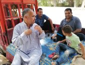 "بعدة الشاى".. شاهد كيف انتظر 3 آباء أبناءهم أمام لجان امتحانات الثانوية