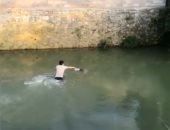 شاهد.. عملية إنقاذ طفلة عمرها 3 سنوات من الغرق فى الصين