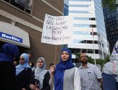 صور..احتجاجات ضد قانون بكندا يحظر التمييز الدينى بارتداء الحجاب أوالصليب