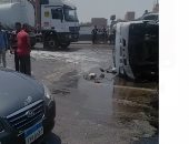 قارئ يشارك بصور لانقلاب سيارة صابون سائل أعلى الطريق الدائرى بالمرج