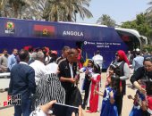 صور.. استقبال بعثة منتخب أنجولا على أنغام السمسمية والفنون الشعبية بالسويس
