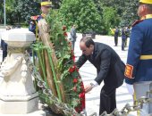 صور.. السيسى يضع إكليلا من الزهور على قبر الجندى المجهول بالعاصمة الرومانية