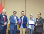 عميد طب طنطا يكرم طلاب الكلية الفائزين بـ"كأس العباقرة والمسابقة المعرفية"