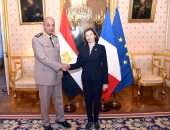 وزير الدفاع يعود من فرنسا بعد زيارة رسمية حضر خلالها المعرض الدولى للطيران