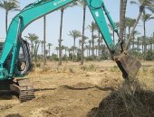 محافظ دمياط تتابع أعمال إزالة التعديات على الأراضى الزراعية بقرى كفر البطيخ