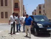 صور.. لجنة من الطرق والكباري تتفقد شوارع إسكان الشباب بمرسي علم لتطويرها