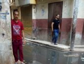 اضبط مخالفة.. مياه الصرف الصحى تحاصر منازل أهالى الأعصر بدمياط .. صور