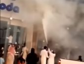 فيديو.. سعودى ينجح فى إطفاء حريق مجمع تجارى بأبها