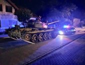 صور وفيديو.. سكران يقود دبابة ويسبب الهلع فى شوارع بولندا والشرطة توقفه