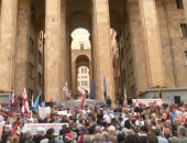 فيديو.. آلاف الجورجيين يحاولون اقتحام البرلمان ويطالبون الحكومة بالاستقالة