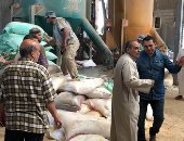 ضبط 5 طن دقيق بلدى داخل مصنع للأعلاف الحيوانية بالشرقية