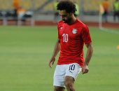 سوبر كورة.. مشجعون يرتدون ماسك محمد صلاح أثناء التوجه لاستاد القاهرة.. فيديو