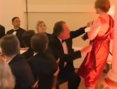 إيقاف وزير بريطانى بعد دفعه سيدة خلال احتجاج على التغير المناخى.. فيديو