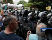 الشرطة تتصدى لمظاهرات تعطيل انتخابات ألبانيا بالغاز المسيل للدموع