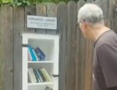 عمل مكتبة فى سور بيته..رجل يشارك فى مبادرة لتشجيع القراءة بطريقة مختلفة..فيديو