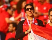 شاهد.. مشجعة تقلد محمد صلاح فى احتفال اليوجا بافتتاح الكان