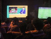 المقاهى تتزين بمشجعى المنتخب.. و"تايم سبوت" شاشة العرض الجماهيرية