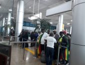 مطار القاهرة يستقبل طائرة خاصة لمشجعين زيمبابوى لحضور مباراة الافتتاح  