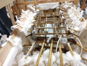 شاهد لحظة فض تغليف مظلة توت عنخ آمون داخل معامل المتحف الكبير ×20 صورة