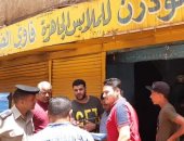 مجلس مدينة أسوان ينفذ حملة لغلق المحال المخالفة.. صور