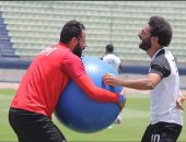 صورة جنش وصلاح تنفى واقعة تمرد حارس الزمالك فى المنتخب