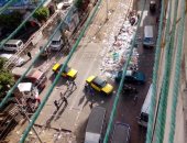 قارئ يشكو انتشار أكوام القمامة بشريط ترام الرمل فى الإسكندرية