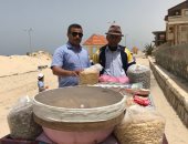 صور.. "عم عبده" ستينى لا يعرف المستحيل لتوفير قوت يومه على شاطئ العريش