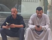 شاهد.. أولياء الأمور يقرأون القرآن لأبنائهم أمام لجان الثانوية بالشرقية