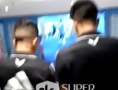 بسرعة قبل التدريب ما يبدأ.. شوف بعيون سوبر نجما الجزائر يلعبان "بابجى" بالملعب