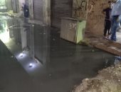 بالوعة صرف تغرق شارع الهدي فى بشتيل بالمياه.. والأهالى مش عارفين ننزل
