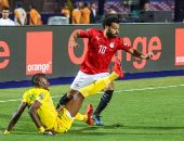 تحدى الأحذية يشتعل فى أمم أفريقيا.. صلاح "بيغير" ومانى "بيصور"