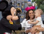 شاهد كيف احتفلت إيفا لونجوريا بعيد ميلاد ابنها سانتياجو فى Disneyland 