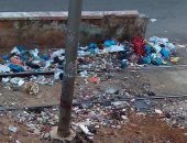 تراكم القمامة بجوار مزلقان محطة ترام السيوف بالإسكندرية