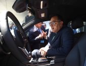 صور.. رئيس الوزراء يجرب أول سيارة كهربائية لشركة مرسيدس فى ألمانيا 