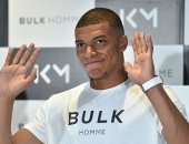 لاعبو ريال مدريد يرحبون بكيليان مبابى فى "سانتياجو برنابيو" 