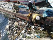 صور.. حملة لتنظيف نهر النيل من القمامة والمخلفات لخدمة السائحين بالأقصر